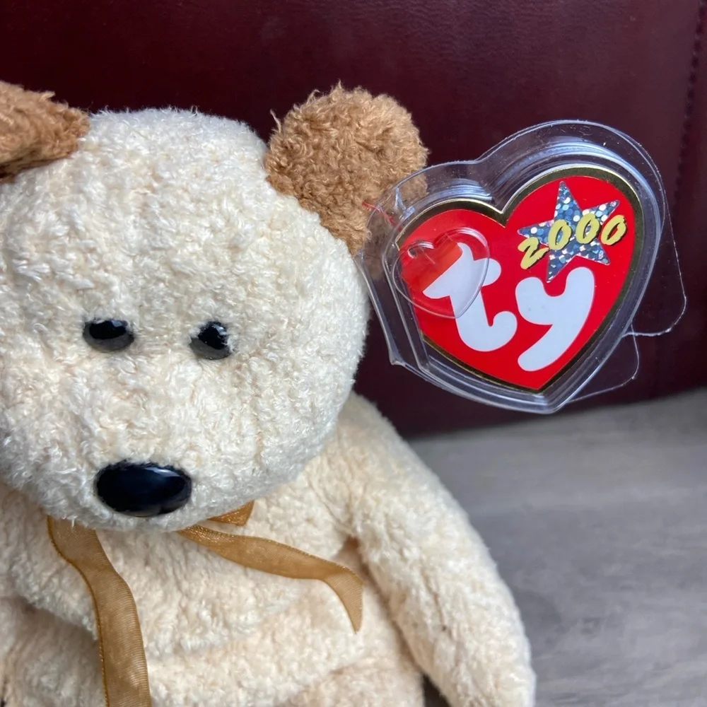 Ty Beanie Baby named Huggy the Bear, released in 2000,‎ NWT